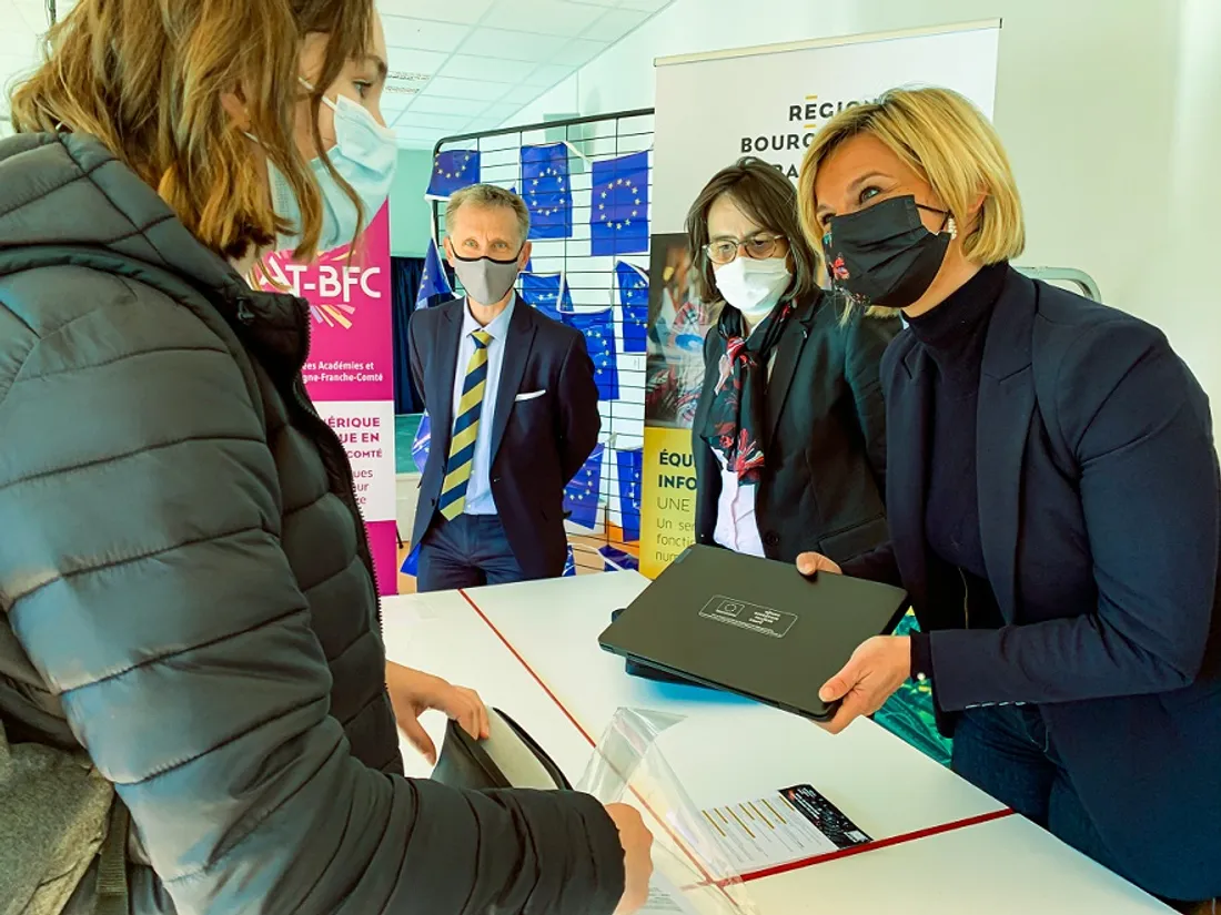 Océane Charret-Godard a procédé ce mardi à la remise des ordinateurs aux jeunes du lycée Le Castel